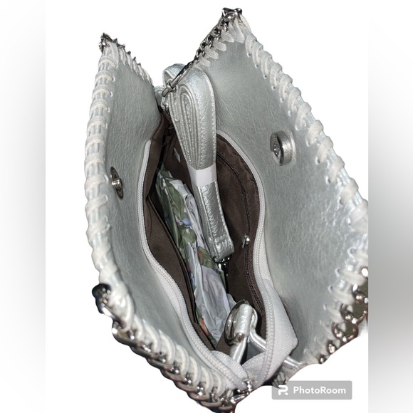 NWT KKP Silver Leather Hand Bag Trimmed with Chain - Picture 4 of 8